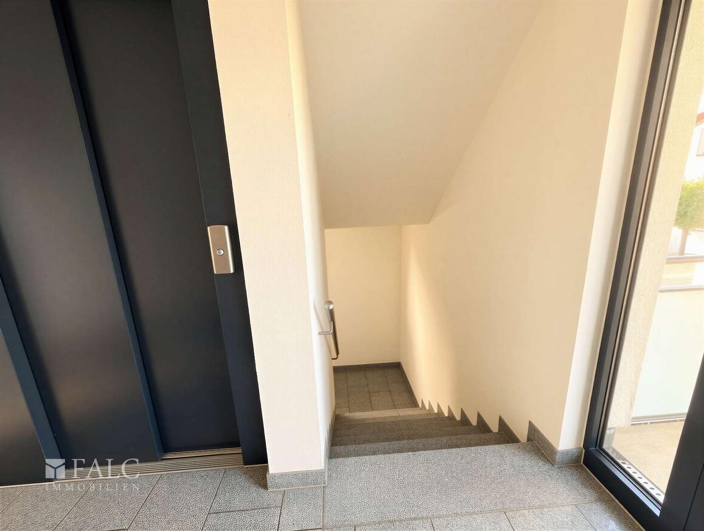 Treppenhaus mit Aufzug