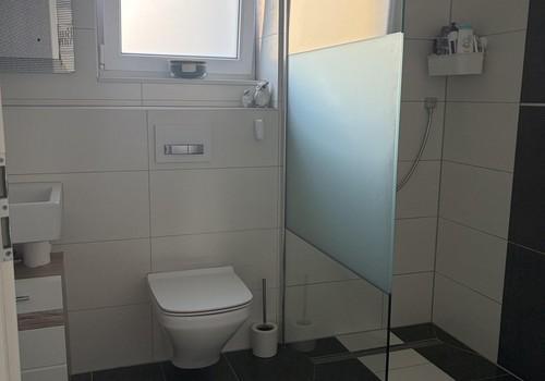 Gäste-WC mit Dusche