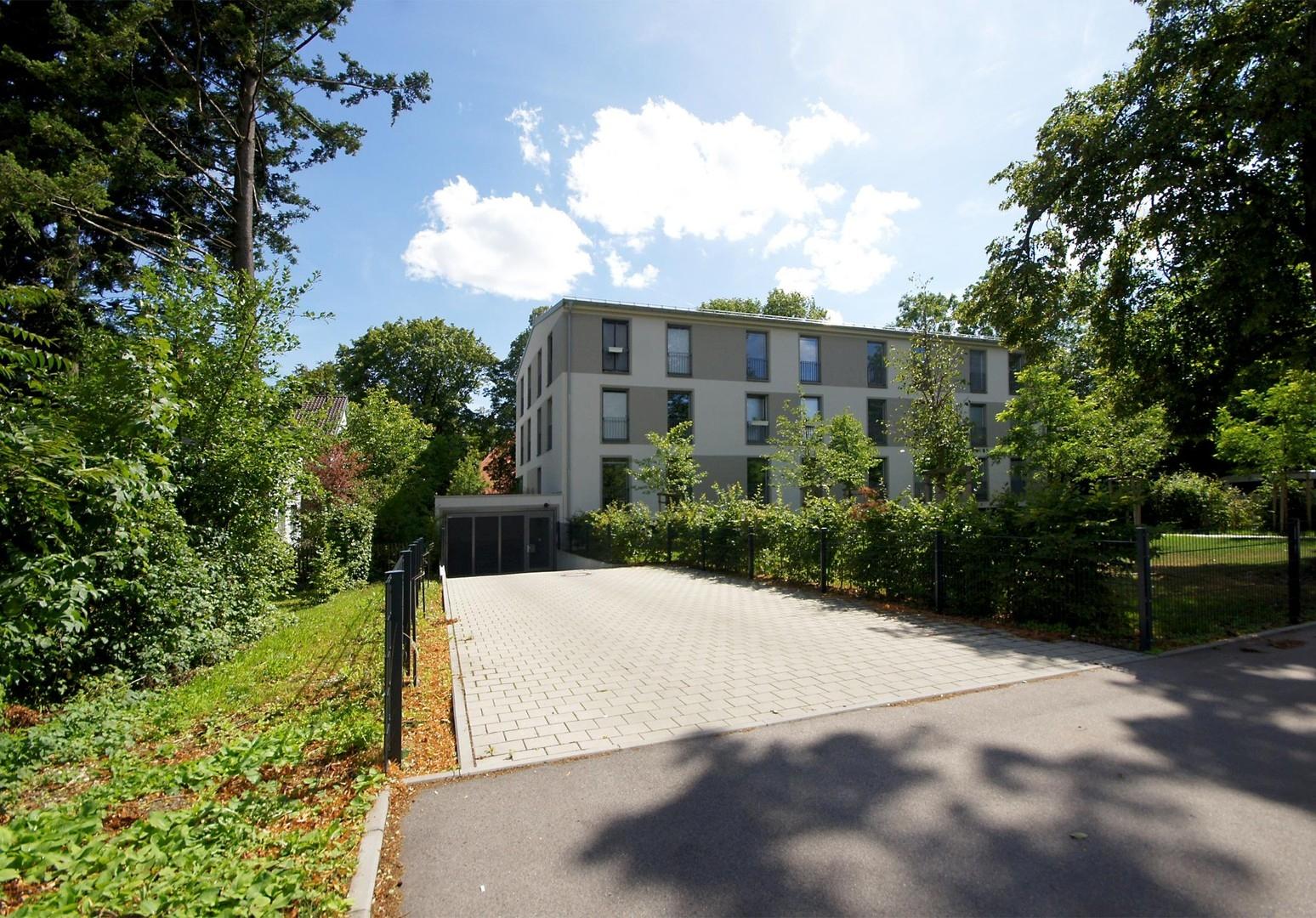 Straßenseite Zufahrt TG