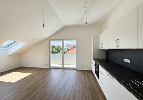 Wohnzimmer mit offener Küche