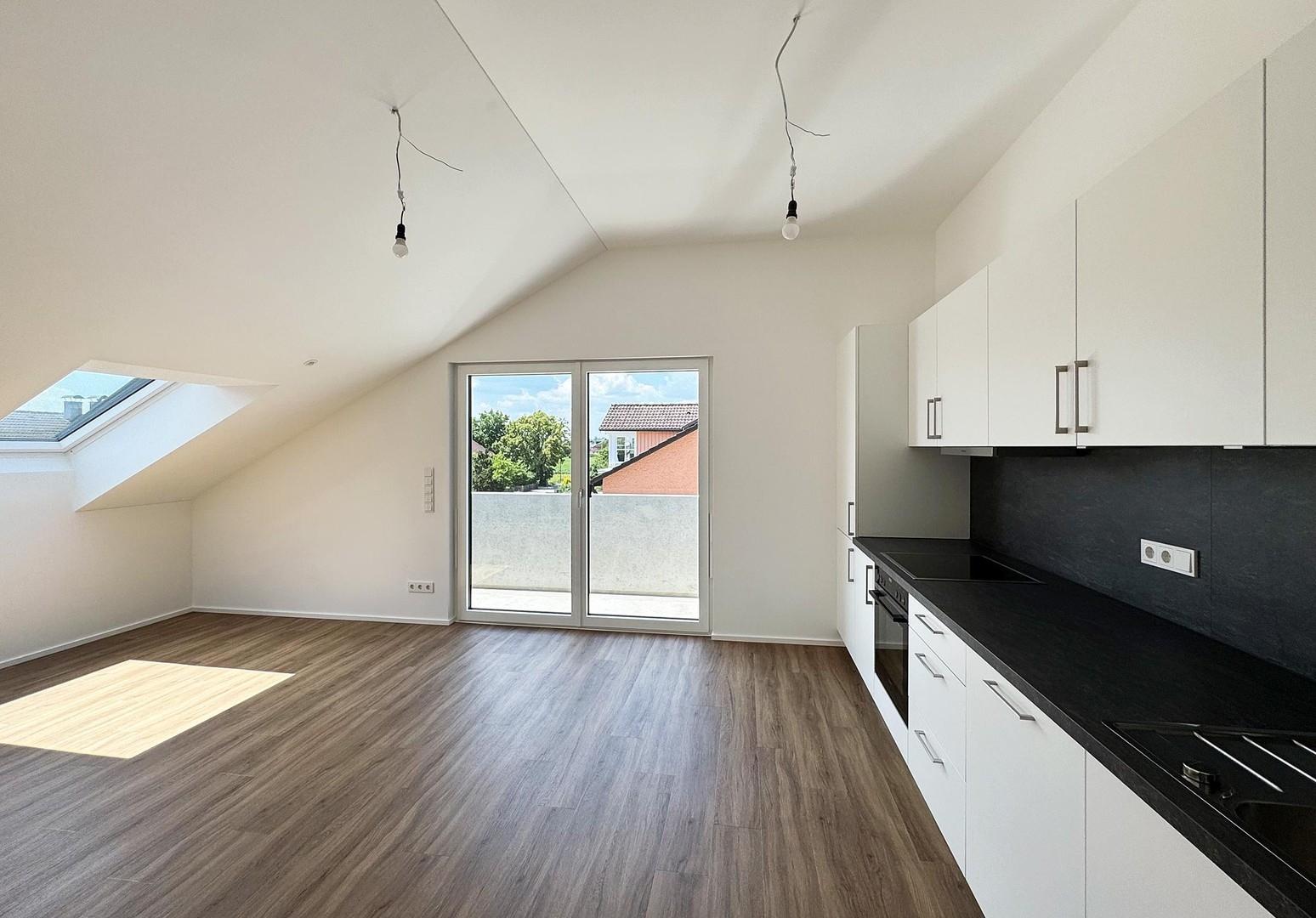 Wohnzimmer mit offener Küche