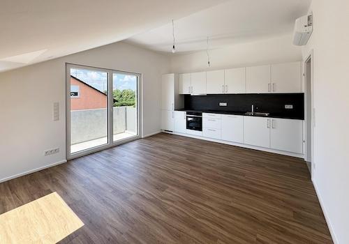 Wohnzimmer mit offener Küche
