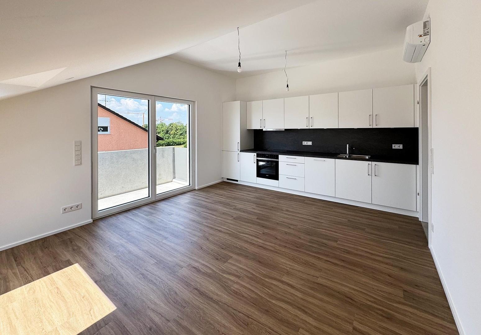 Wohnzimmer mit offener Küche
