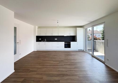Wohnzimmer mit offener Küche