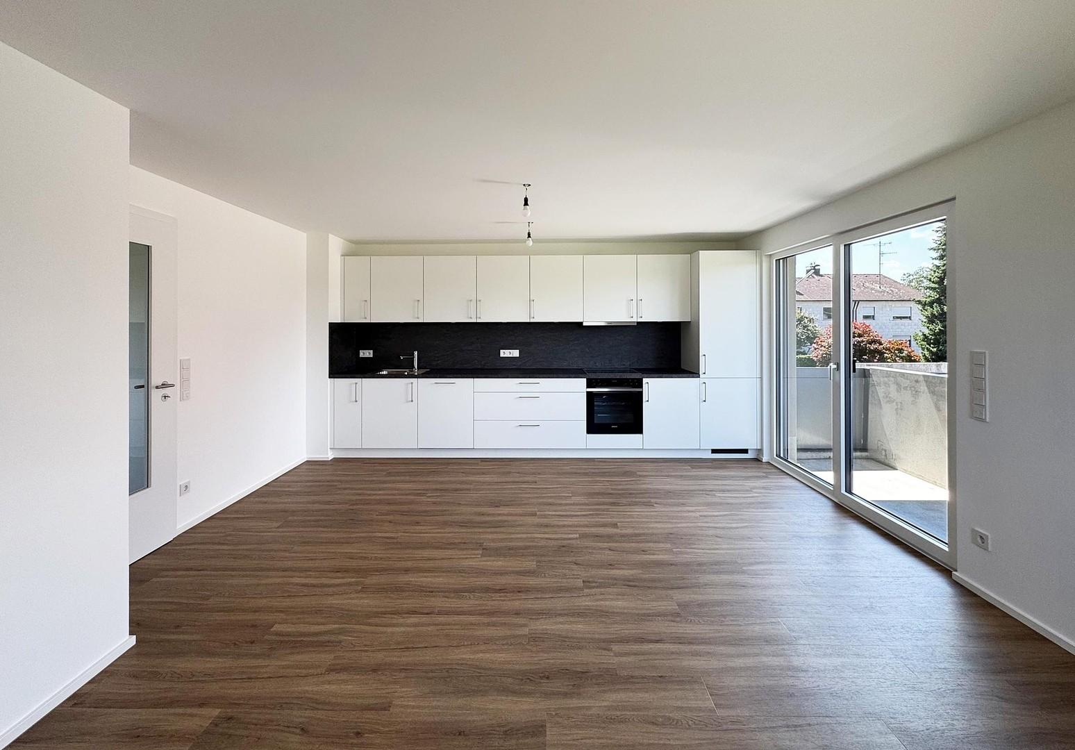 Wohnzimmer mit offener Küche