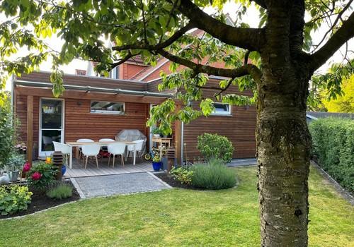Seitenansicht Haus mit Anbau