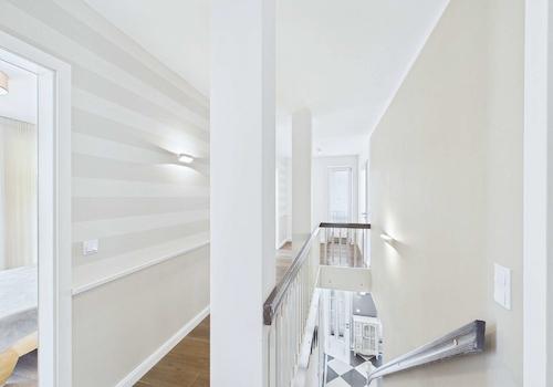 Flur mit Treppe ins Erdgeschoss