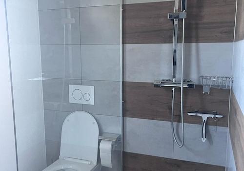 Moderne Dusche und WC