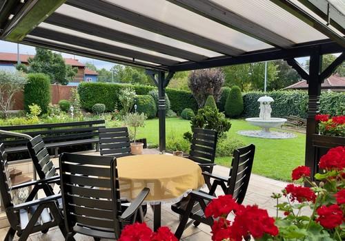 Überdachte Gartenterrasse