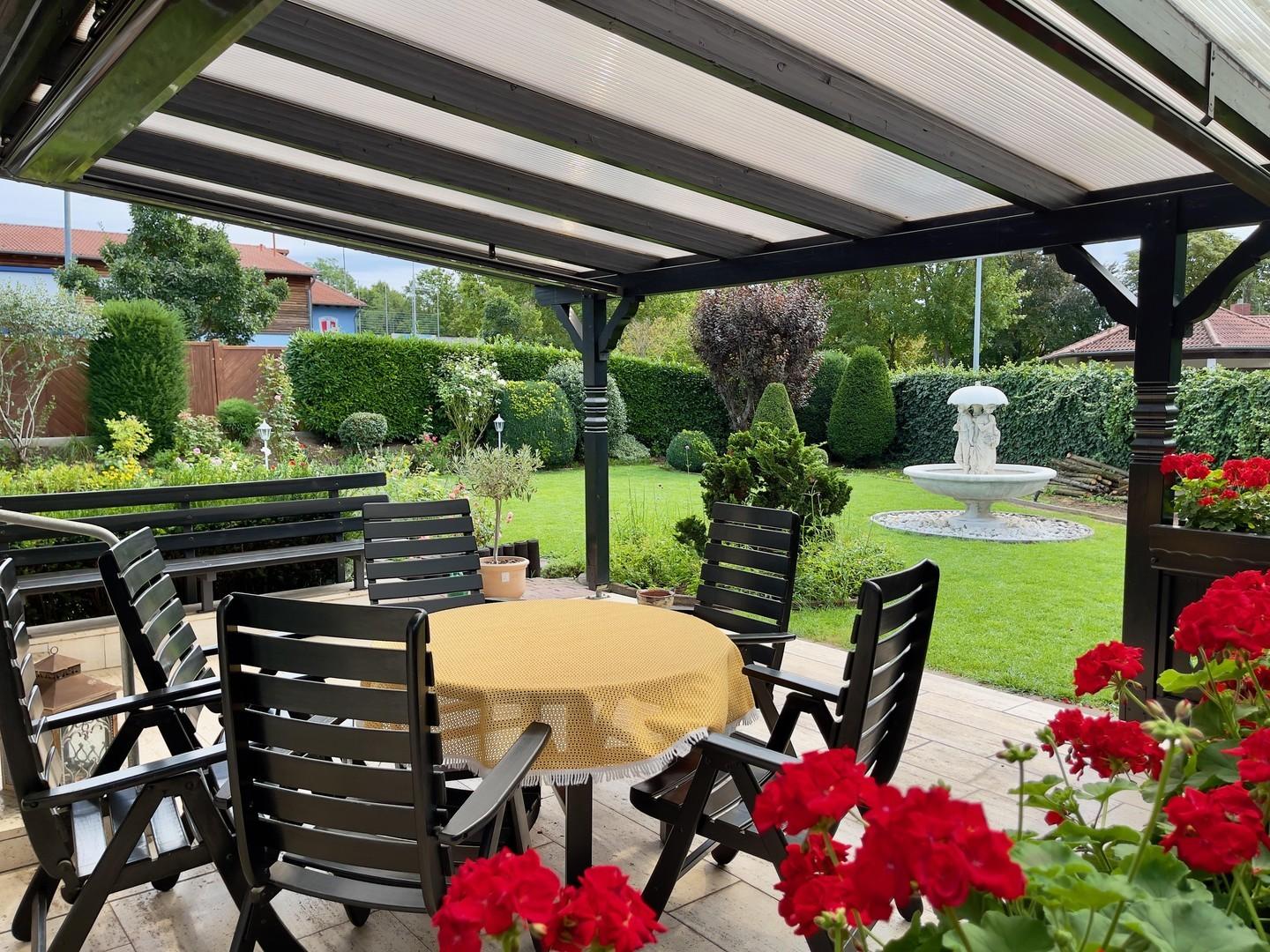 Überdachte Gartenterrasse