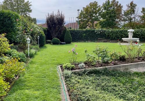 Weitläufiger Privatgarten