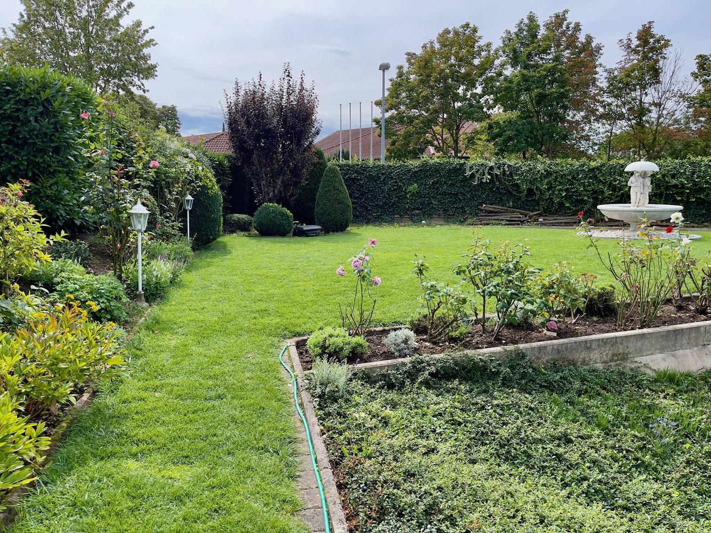 Weitläufiger Privatgarten