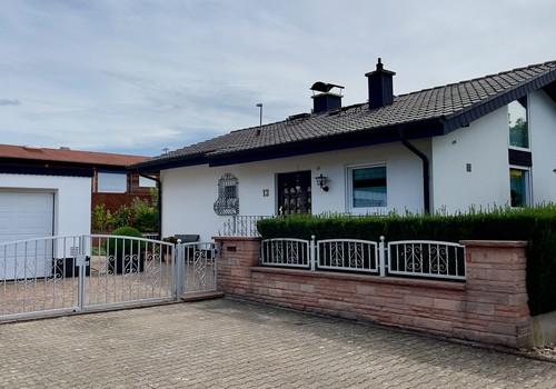 Hausansicht mit Garage