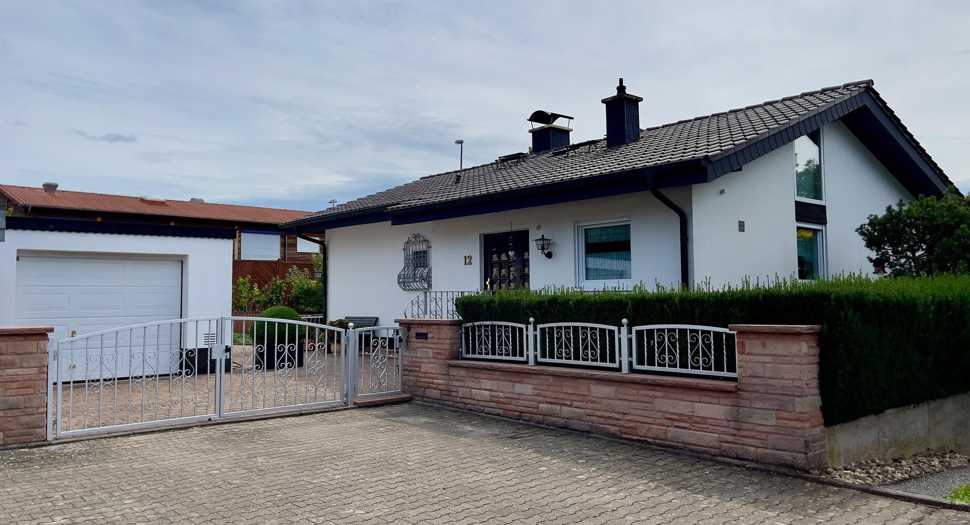 Hausansicht mit Garage