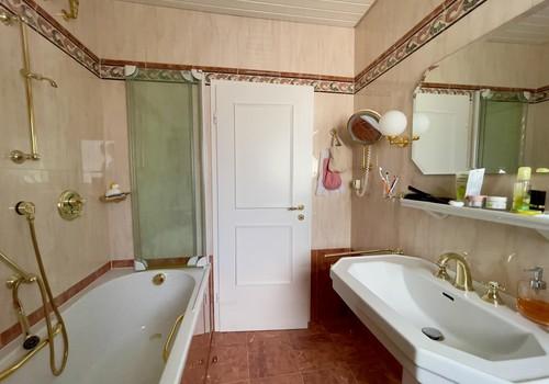 Bad mit Wanne und Dusche