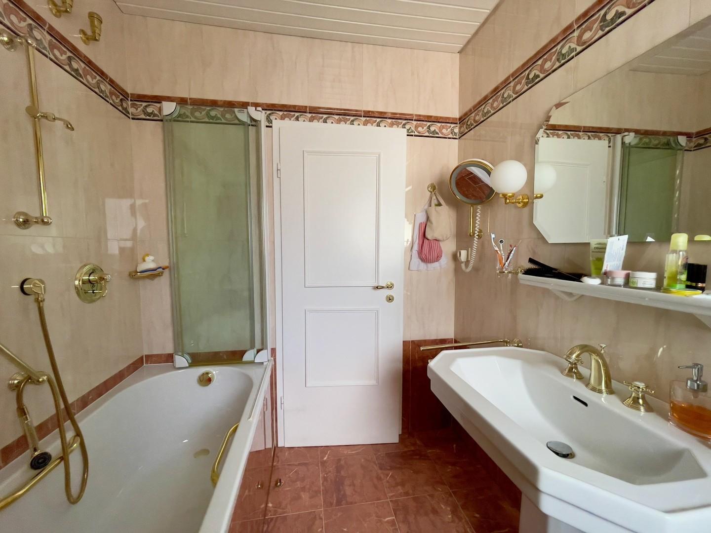 Bad mit Wanne und Dusche