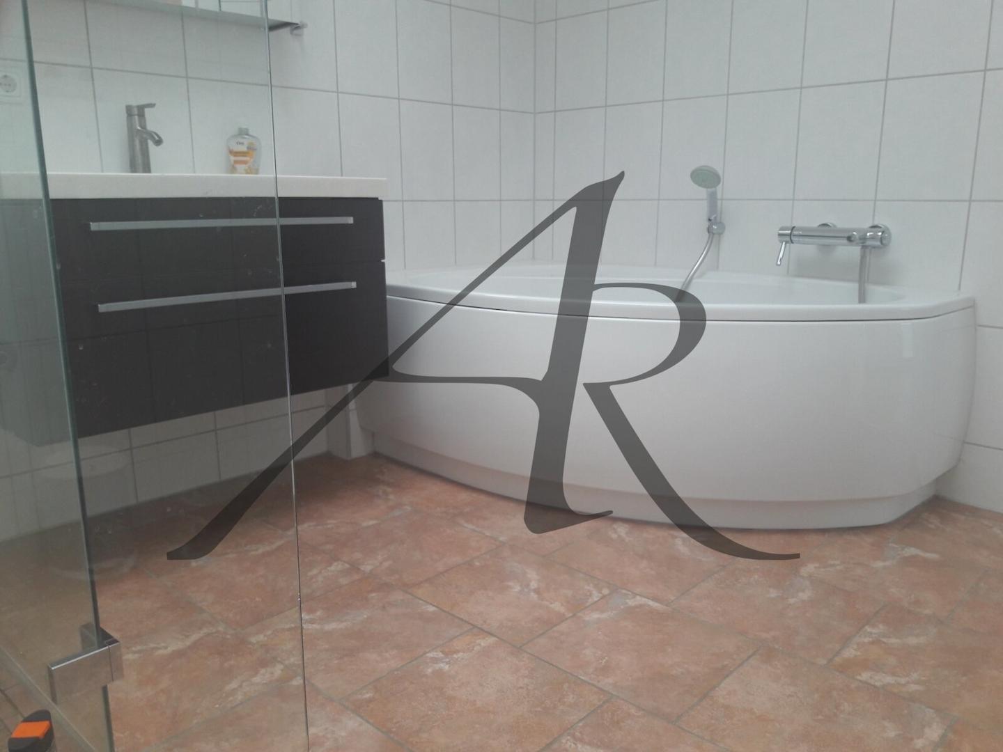 Tageslichtbad mit Dusche und Badewanne