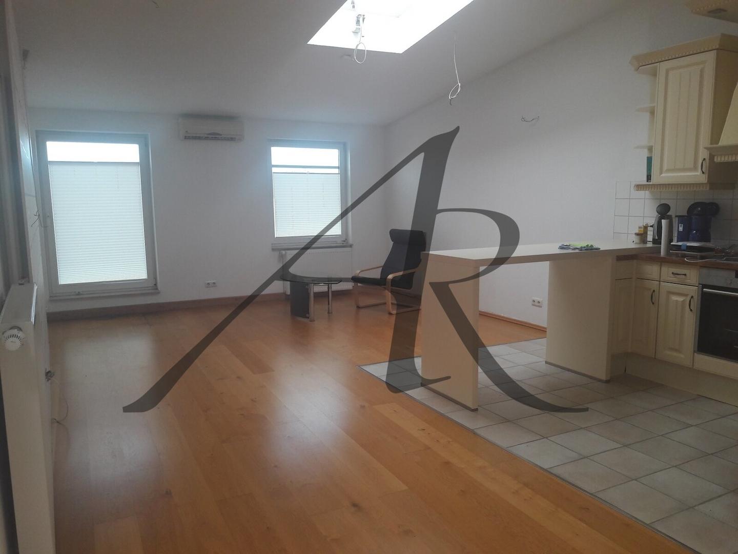 amerikanischer Wohnbereich mit Einbauküche und Terrassenzugang