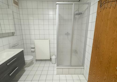 Bad mit Dusche und Wanne