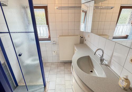 Tageslichtbad mit Dusche und WC