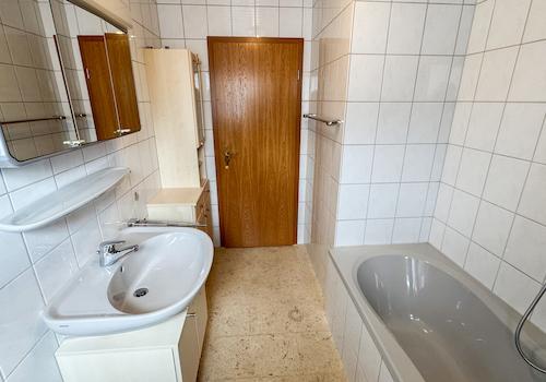 Tageslichtbad mit Wanne und WC OG