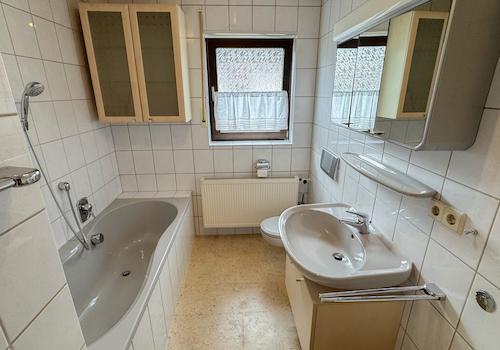 Tageslichtbad mit Wanne und WC OG