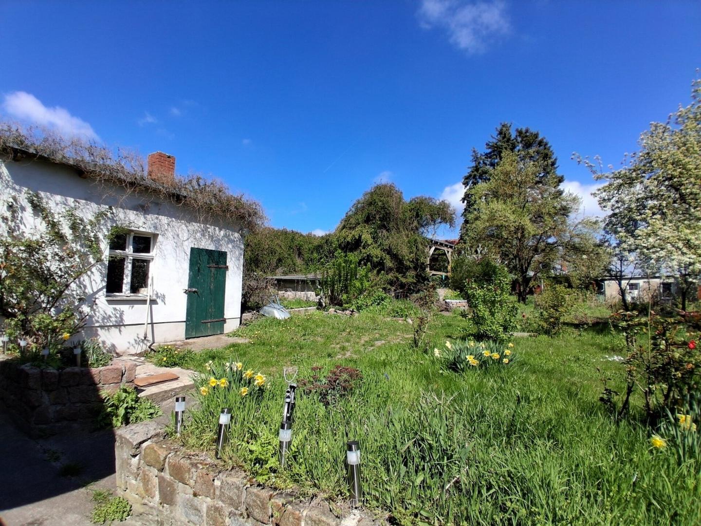 Garten mit Nebengelass