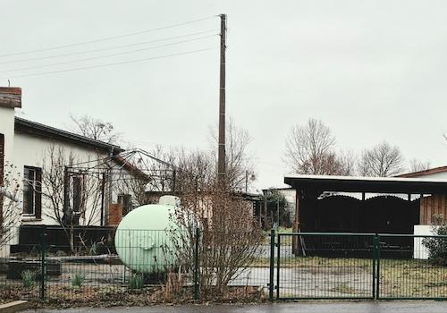 Strassenansicht mit Carport