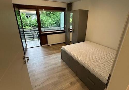 Zimmer 2 (Zugang zum Balkon)