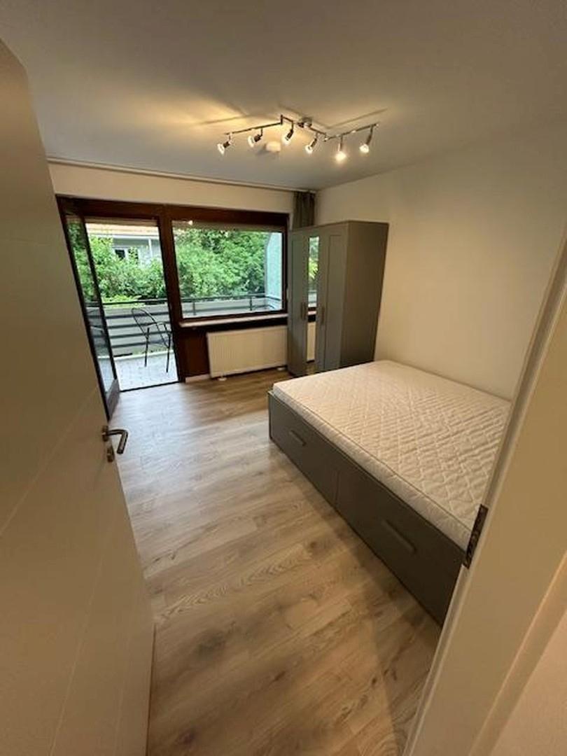 Zimmer 2 (Zugang zum Balkon)