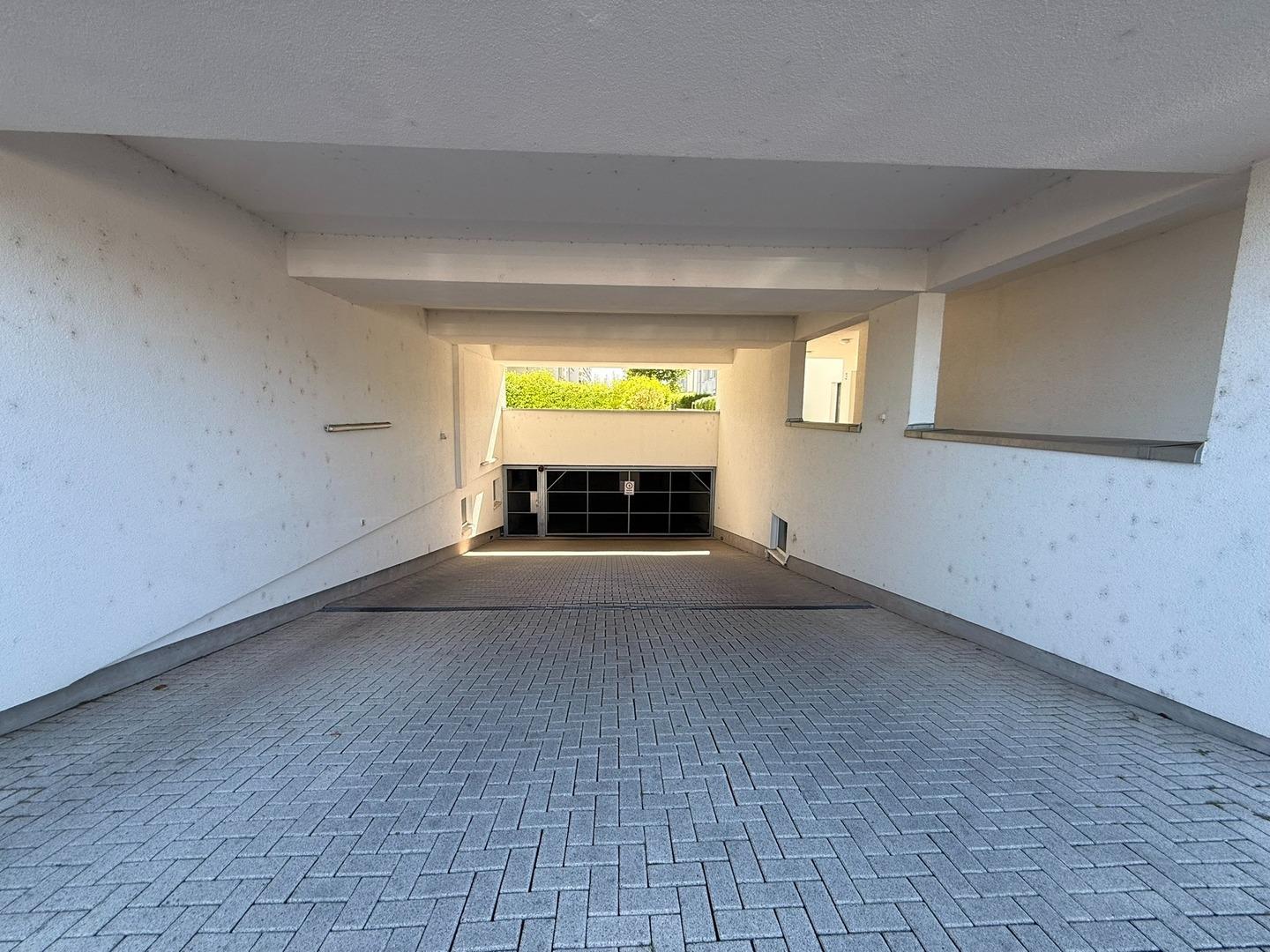 Tiefgarageneinfahrt