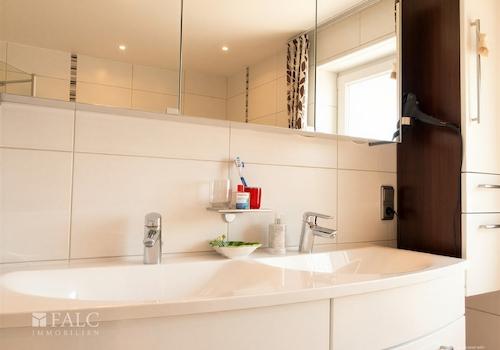 EG: Badezimmer, KI bearbeitet