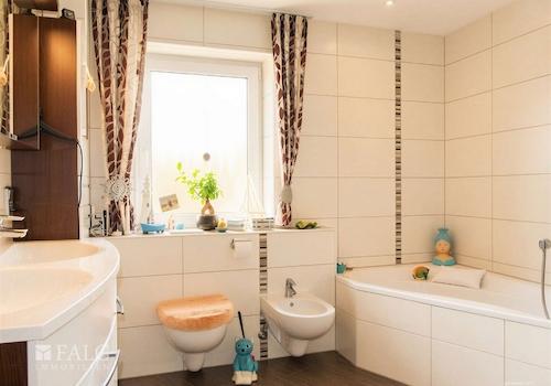 EG: Badezimmer, KI bearbeitet