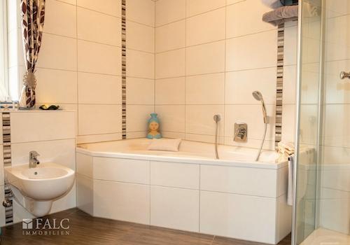 EG: Badezimmer, KI bearbeitet