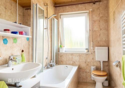 OG: Badezimmer, KI bearbeitet
