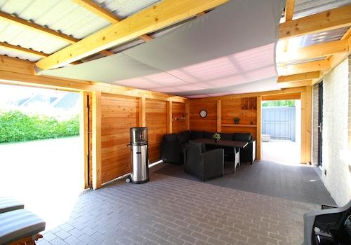 überdachte Terrasse des Haupthauses