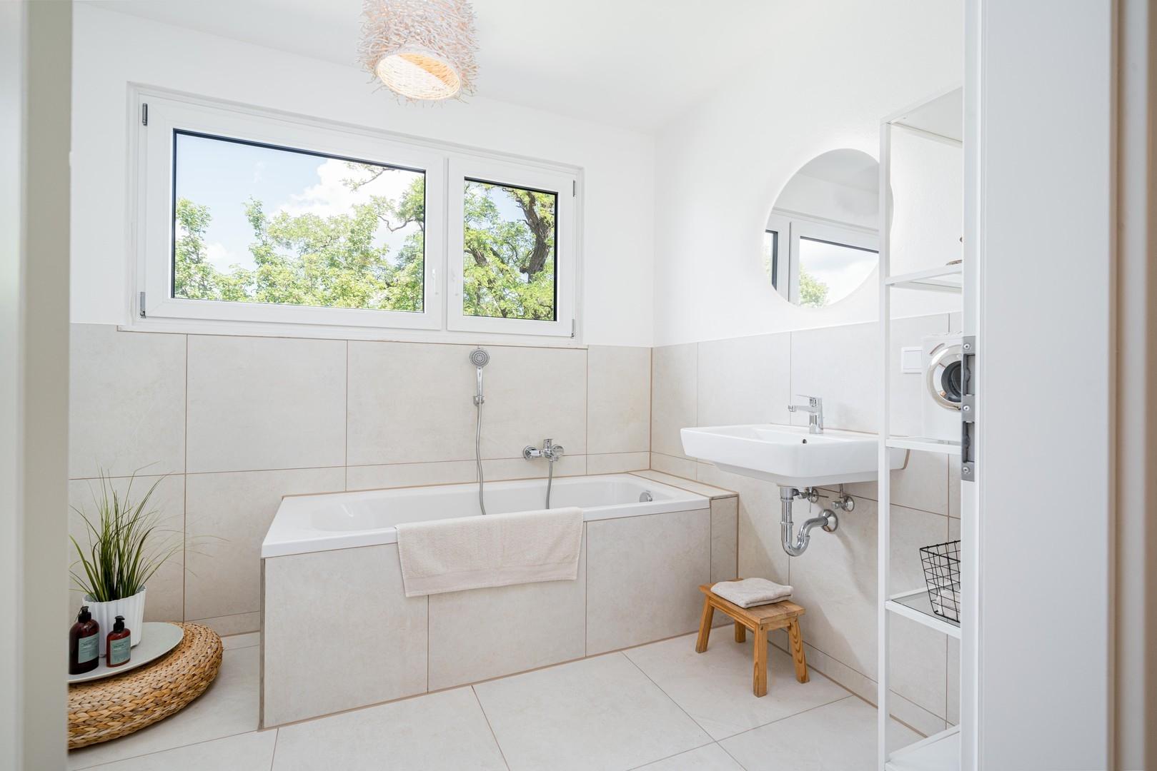 Badezimmer mit Badewanne_EG