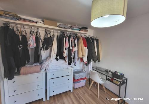 Offener Schrank im Schlafzimme