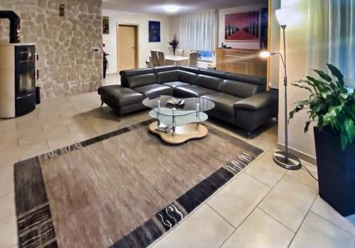 Helles Wohnzimmer mit Kamin