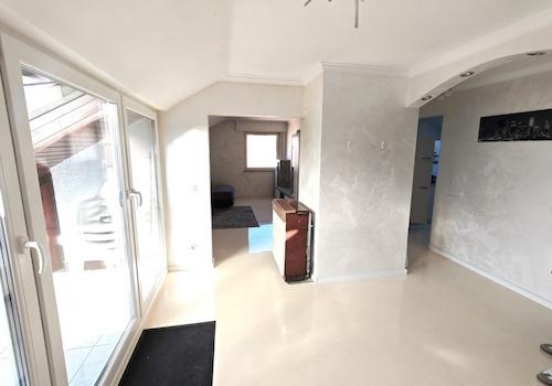 Essbereich mit Einblick zu Wohnzimmer