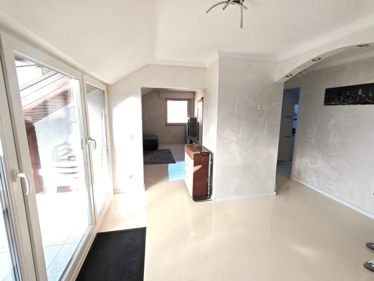 Essbereich mit Einblick zu Wohnzimmer