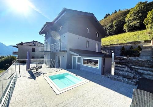 Hausansicht Terrasse Pool
