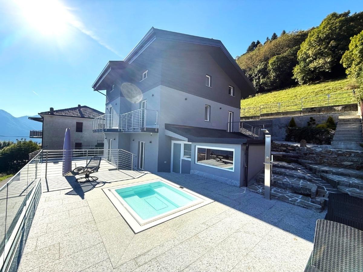 Hausansicht Terrasse Pool