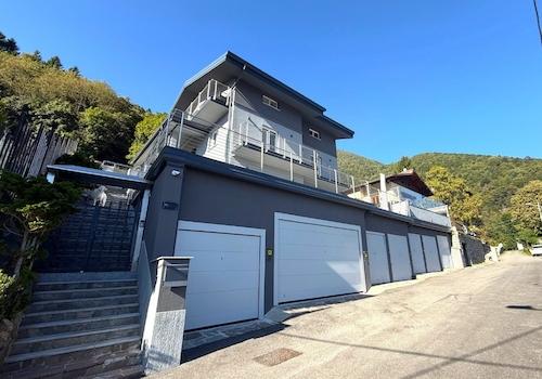 Hausansicht mit Garage