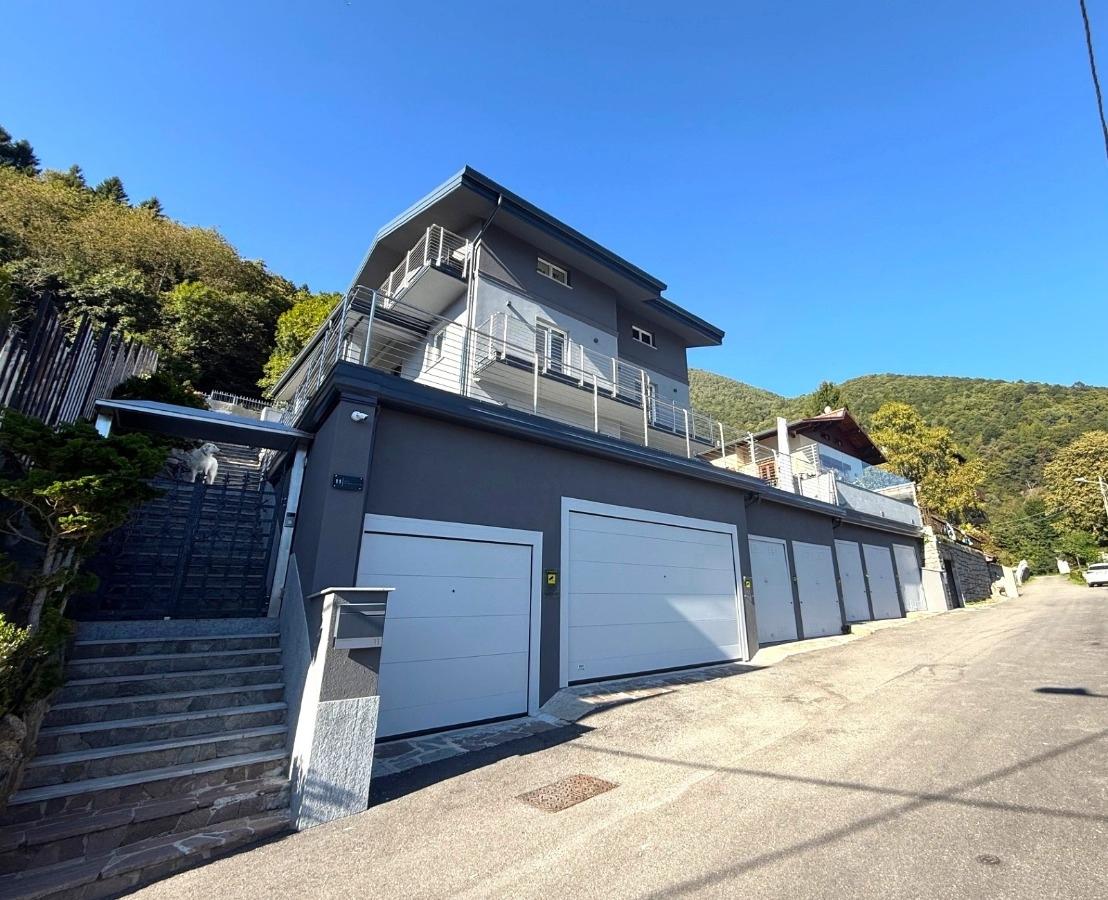 Hausansicht mit Garage