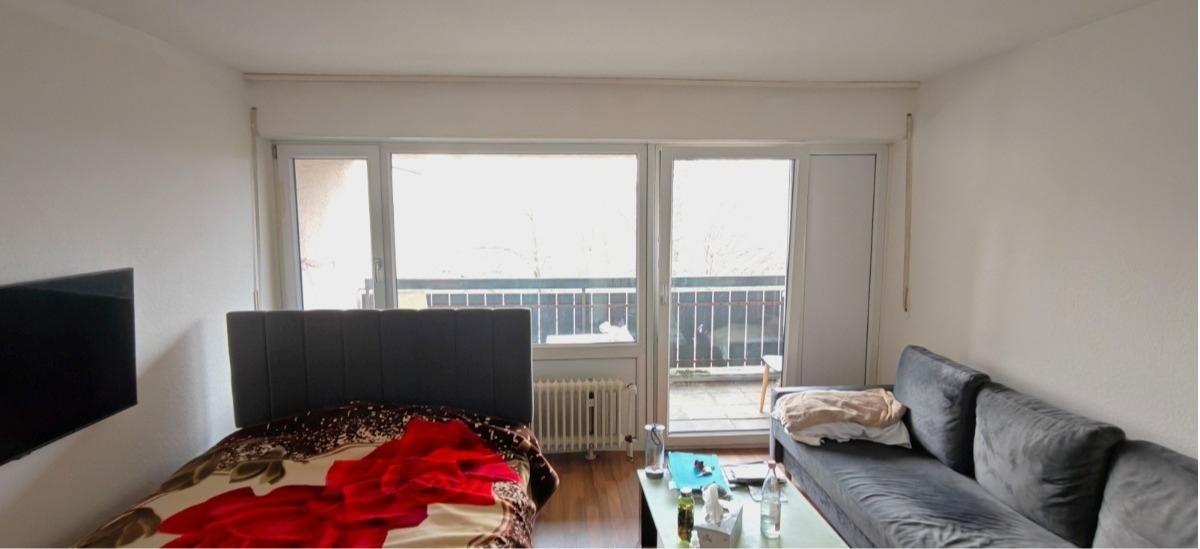 Wohn/ Schlafzimmer Zugang Balkon