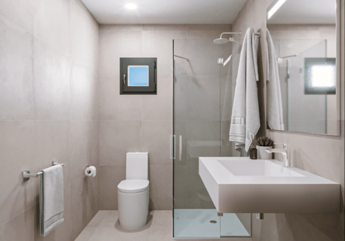 Badezimmer mit Fenster
