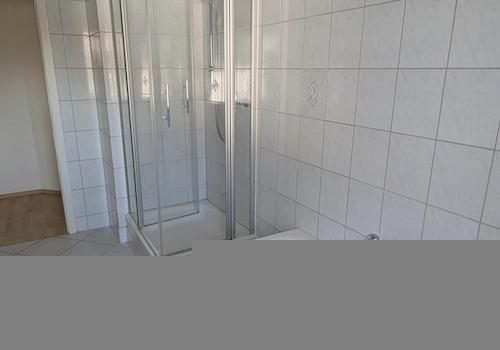 Badewanne und Dusche