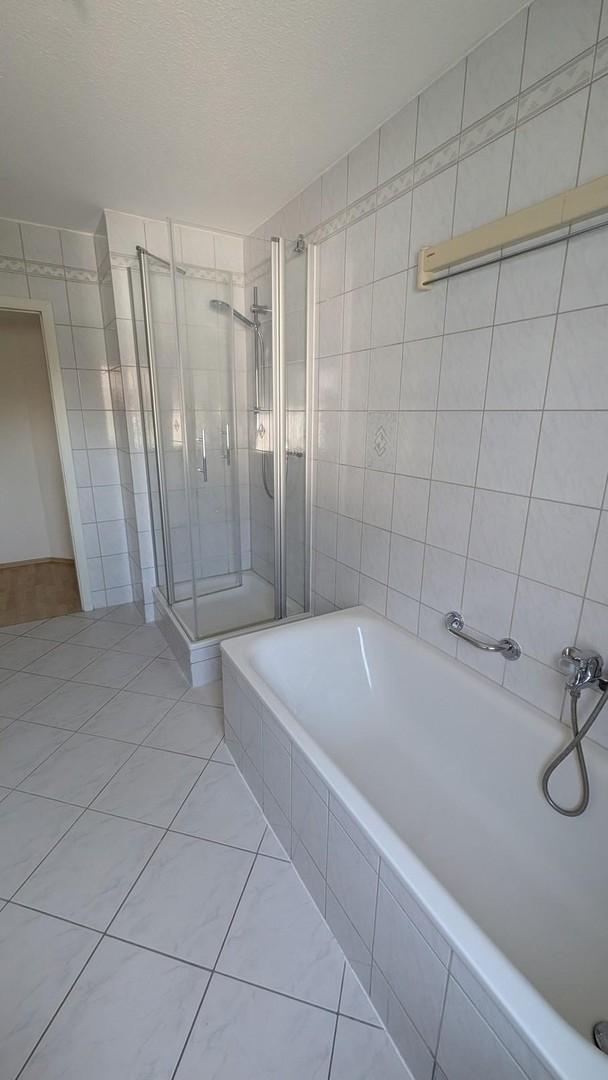 Badewanne und Dusche
