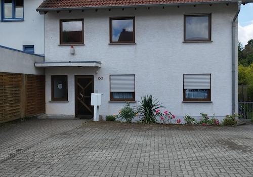 Außenansicht mit Stellplatz